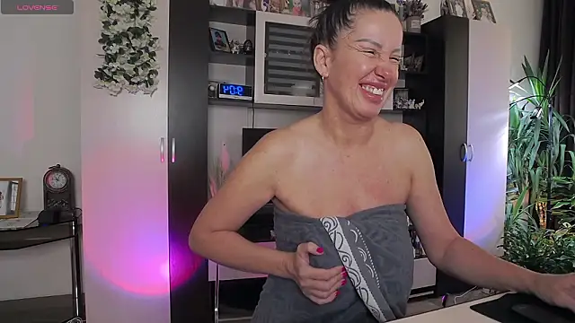 Snapshot of SheilaRyan chatting on March 22, 2026, 6:04 am SheilaRyan online show from March 22, 2026, 6:04 am