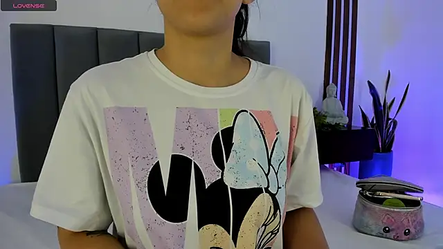 moll1e  online show from March 15, 2025, 12:02 pm