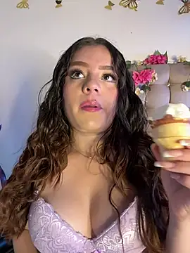 Snapshot of Jullieetta chatting on February 12, 2026, 7:46 pm Jullieetta online show from February 12, 2026, 7:46 pm