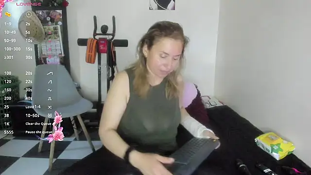 Snapshot of SheraHadee chatting on July 10, 2026, 10:54 pm SheraHadee online show from July 10, 2026, 10:54 pm