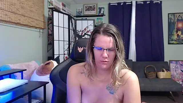 Sarahtineke online show from November 25, 2025, 4:07 pm