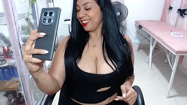Snapshot of titsbiglovers chatting on June 9, 2026, 11:28 pm titsbiglovers online show from June 9, 2026, 11:28 pm