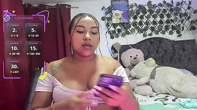 PaulinaSwan online show from October 10, 2025, 4:02 am