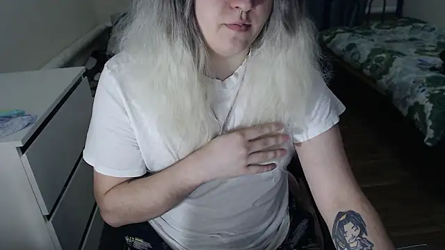 Snapshot of EvaMiron chatting on February 19, 2026, 5:21 pm EvaMiron online show from February 19, 2026, 5:21 pm