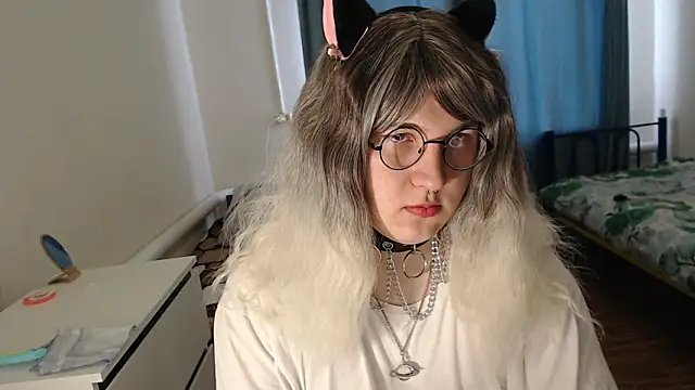 Snapshot of EvaMiron chatting on February 17, 2026, 8:22 am EvaMiron online show from February 17, 2026, 8:22 am