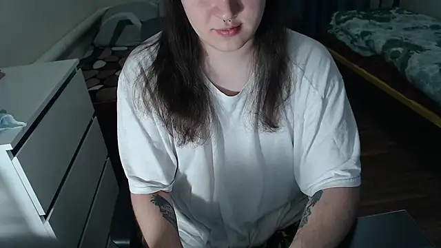 EvaMiron online show from November 2, 2025, 5:40 pm