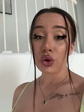 deliaroyal online show from March 13, 2025, 2:33 pm