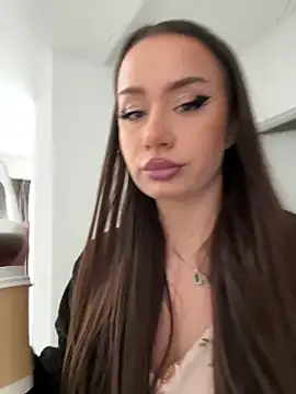 deliaroyal online show from March 11, 2025, 8:08 am