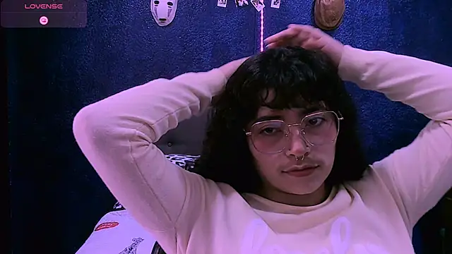 NinaYellow online show from October 20, 2025, 1:33 pm