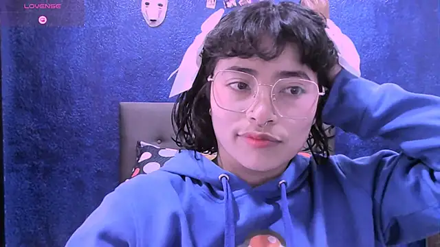 NinaYellow online show from November 21, 2025, 1:10 pm