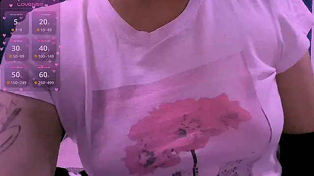 NinaYellow online show from July 15, 2026, 1:18 pm