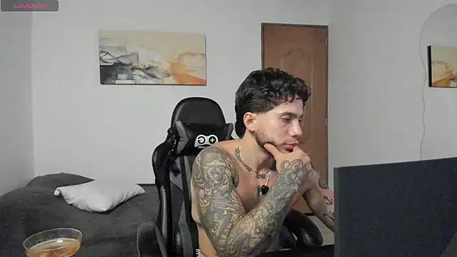 Snapshot of LucianSinclair chatting on August 2, 2026, 1:04 am LucianSinclair online show from August 2, 2026, 1:04 am