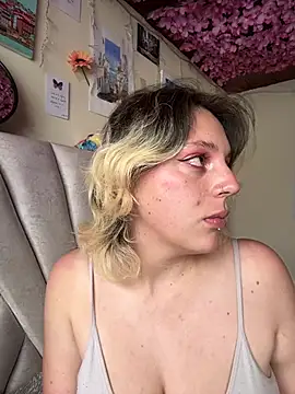 Snapshot of Enyeld_ruru chatting on February 23, 2025, 1:42 pm Enyeld ruru online show from February 23, 2025, 1:42 pm