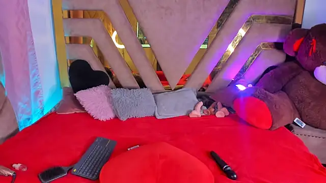 naatashamendozaa online show from February 9, 2025, 2:06 am