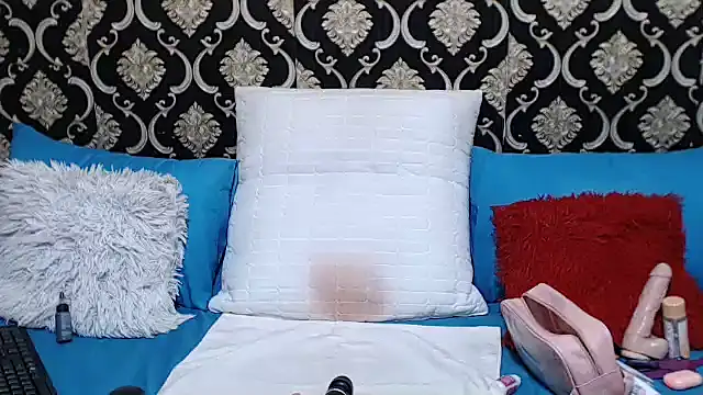 Bootycurvy2 online show from May 6, 2026, 2:43 pm