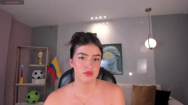 PaulinaSantos  online show from June 19, 2026, 7:52 pm