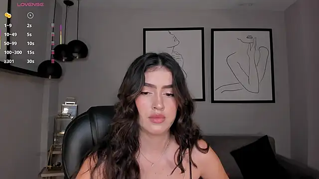 PaulinaSantos  online show from June 4, 2026, 7:07 pm