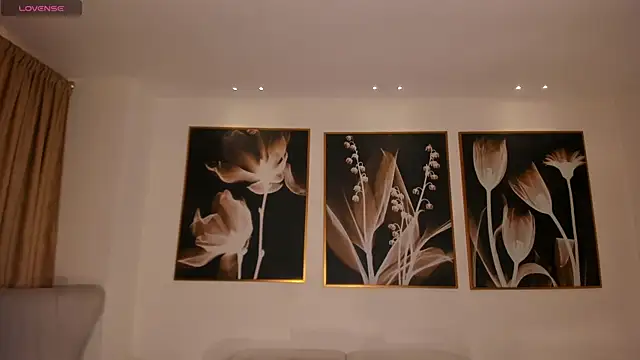 PaulinaSantos  online show from December 22, 2025, 8:42 pm