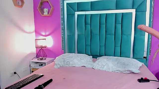 LORENSCOLLINS online show from October 17, 2025, 8:32 pm