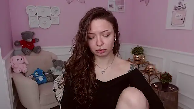 Snapshot of LucySkilar chatting on March 22, 2026, 5:10 am LucySkilar online show from March 22, 2026, 5:10 am