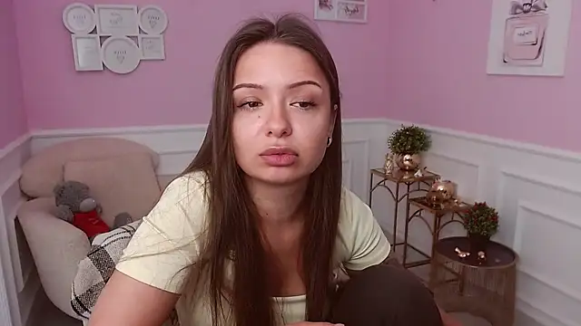 LucySkilar online show from August 3, 2026, 4:42 am