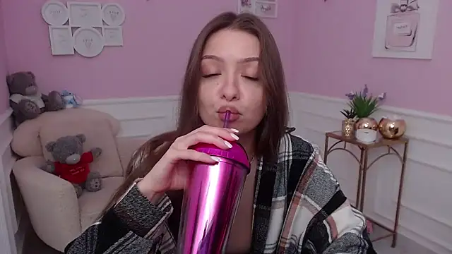 LucySkilar online show from November 3, 2025, 7:35 am