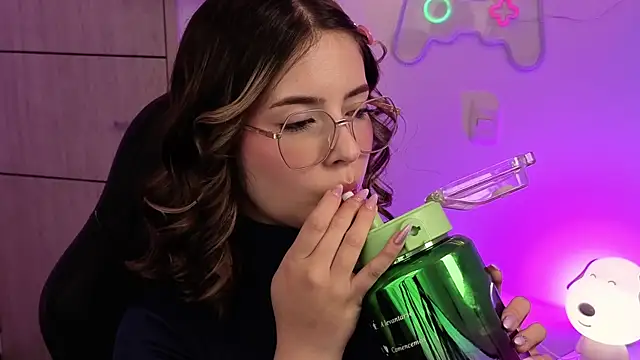EmilyMiller  online show from June 19, 2026, 3:18 pm
