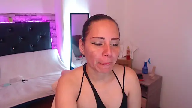 camila delarosa online show from September 18, 2025, 4:10 pm