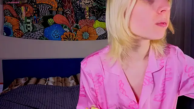 Crayzy Luv online show from April 21, 2026, 12:56 pm