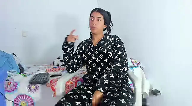 skinnyanai2 online show from March 18, 2025, 2:06 pm