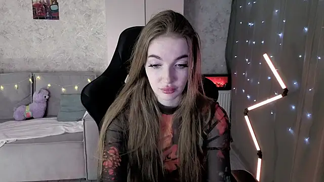 Snapshot of LissaCain chatting on May 22, 2026, 8:18 pm LissaCain online show from May 22, 2026, 8:18 pm