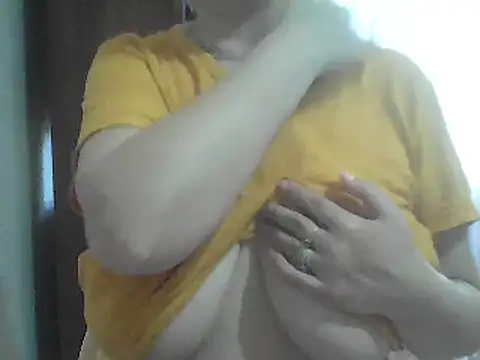 Snapshot of AnaXBerry chatting on June 7, 2026, 6:18 am AnaXBerry online show from June 7, 2026, 6:18 am