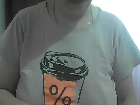 Snapshot of AnaXBerry chatting on June 5, 2026, 6:40 am AnaXBerry online show from June 5, 2026, 6:40 am