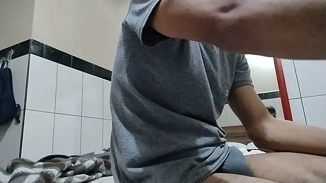 UncutToyBoy23cm online show from May 18, 2026, 2:11 pm