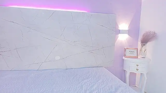 AbrilBrent online show from December 5, 2025, 7:45 pm