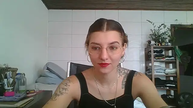 SweetyBabyDemon online show from September 19, 2025, 12:31 pm