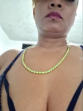 gatadeojosclaros online show from February 14, 2026, 2:56 am