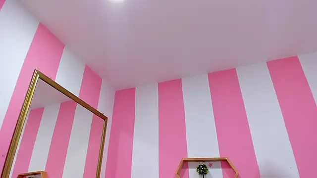 ISABELLA 020 online show from September 22, 2025, 2:12 pm