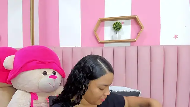 ISABELLA 020 online show from November 27, 2025, 4:07 pm