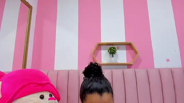 ISABELLA 020 online show from September 12, 2025, 1:44 pm