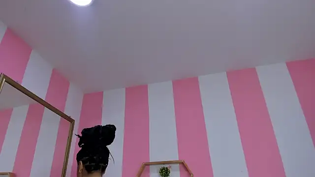 Snapshot of ISABELLA_020 chatting on May 30, 2026, 12:33 pm ISABELLA 020 online show from May 30, 2026, 12:33 pm