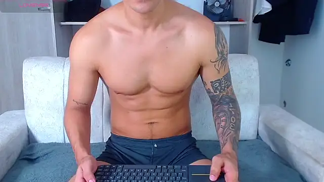 Tristan-bm online show from November 24, 2025, 2:39 pm