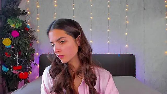 Milana Crystal  online show from May 2, 2026, 12:43 pm