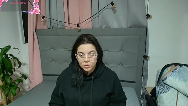 Kylie2211 online show from November 25, 2025, 2:23 am