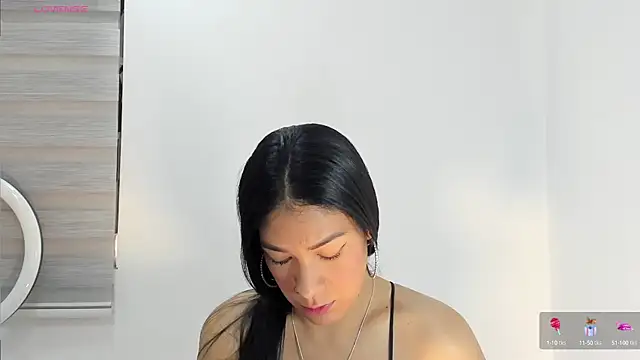 bella hadid1  online show from October 2, 2025, 1:14 pm