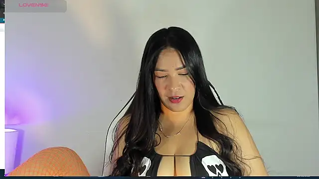 bella hadid1  online show from February 27, 2025, 2:35 am