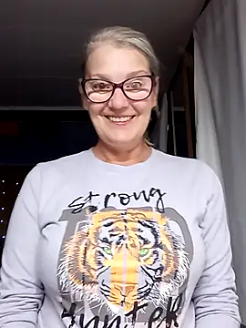 irinamaux online show from October 4, 2025, 7:21 am