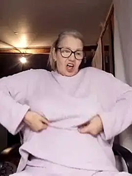 irinamaux online show from November 3, 2025, 7:24 am