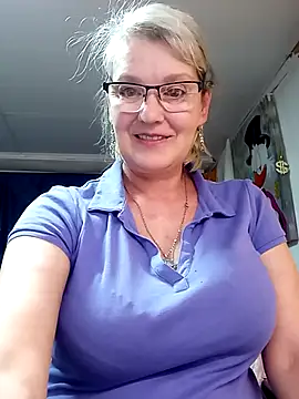 irinamaux online show from May 6, 2026, 9:08 pm