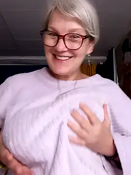 Snapshot of irinamaux chatting on July 25, 2026, 5:37 am irinamaux online show from July 25, 2026, 5:37 am
